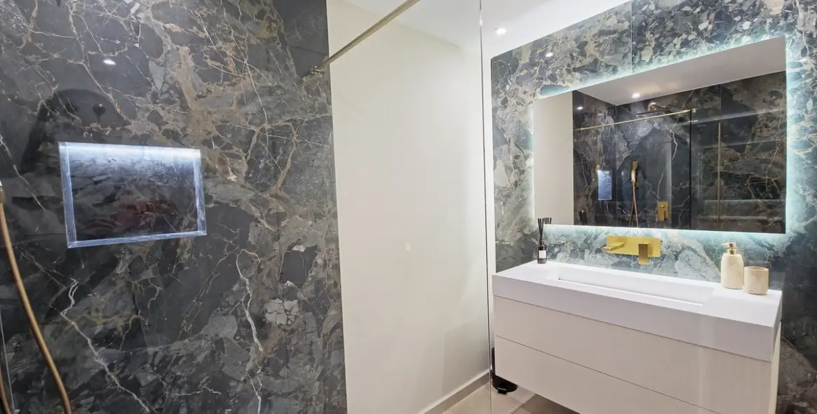 Sale of middle floor apartment in Benahavís 30