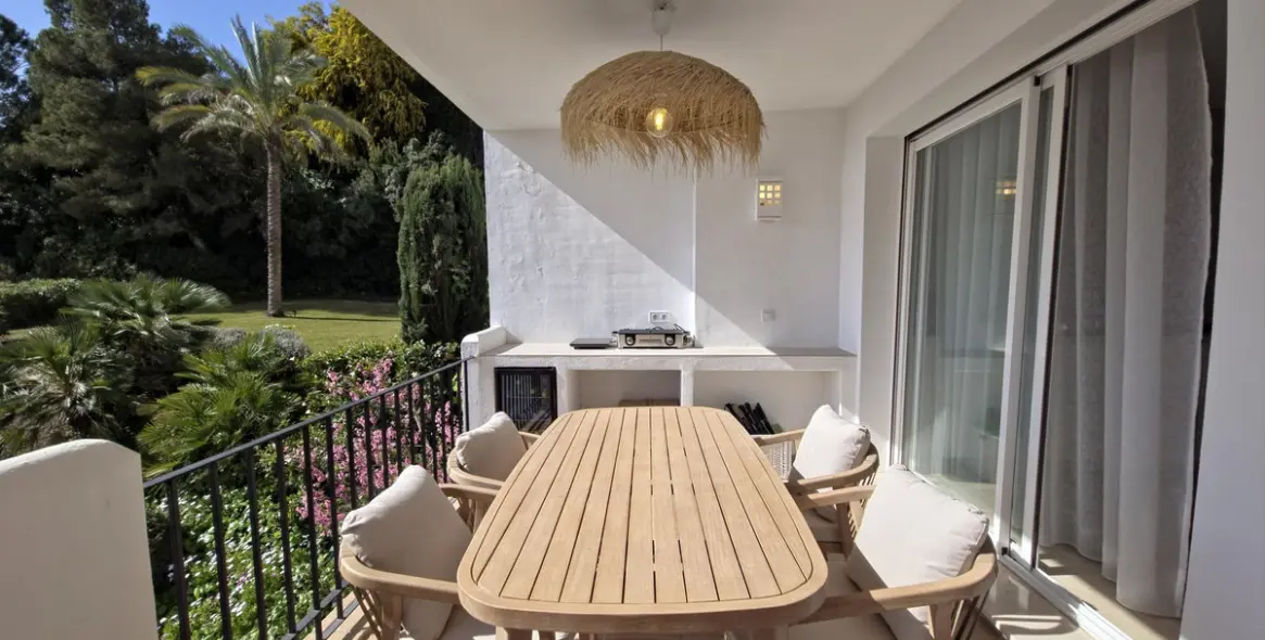 Sale of middle floor apartment in Benahavís 32