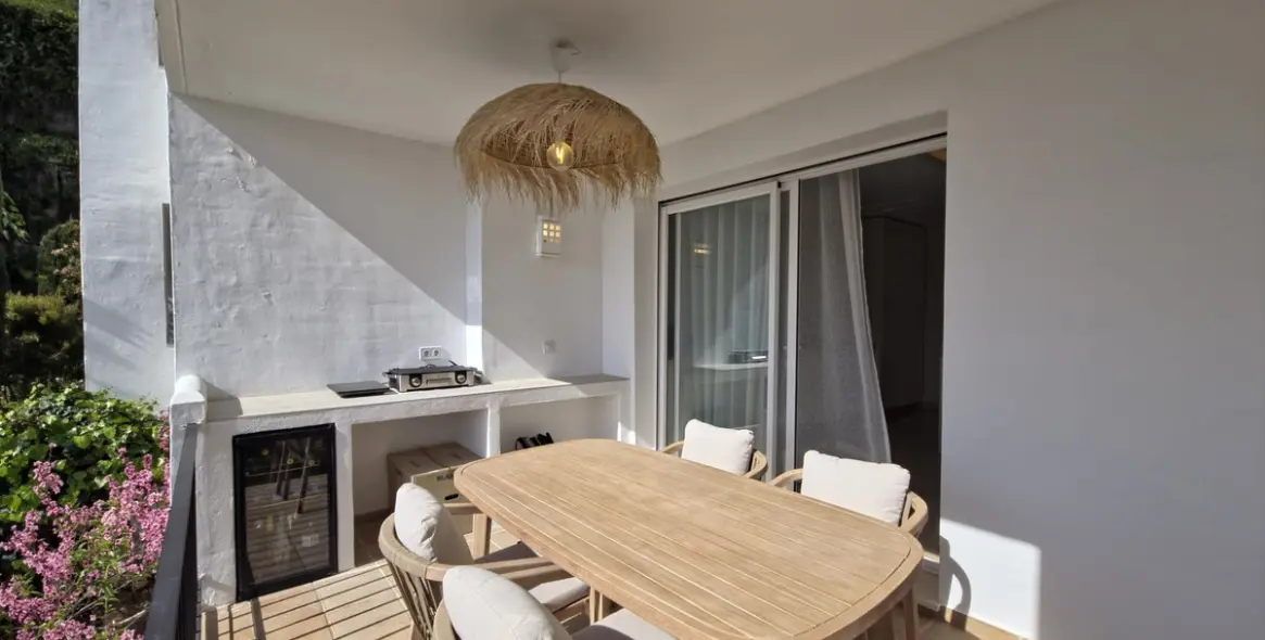 Sale of middle floor apartment in Benahavís 34