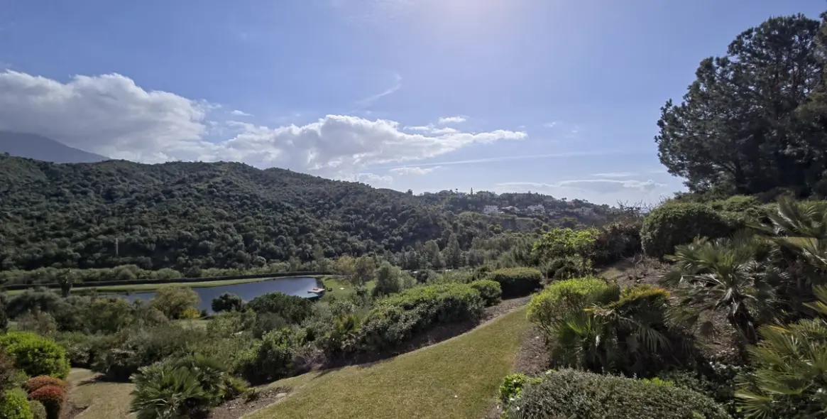 Sale of middle floor apartment in Benahavís 40