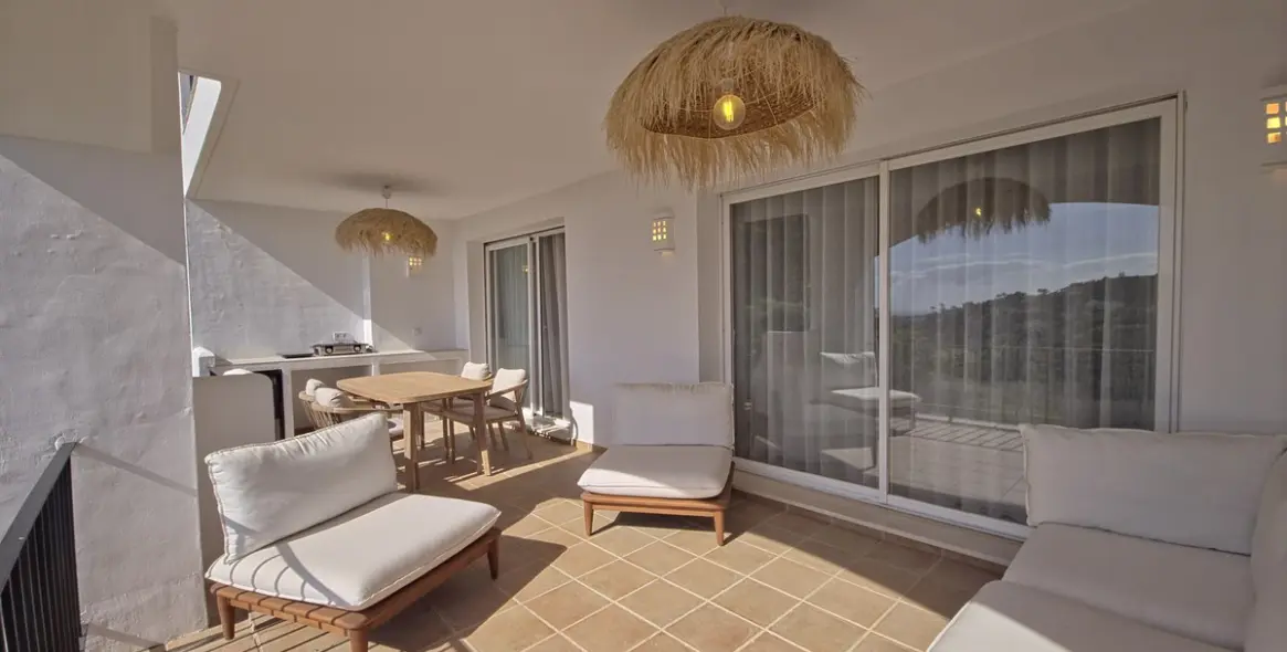 Sale of middle floor apartment in Benahavís 42