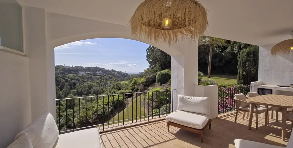 Sale of middle floor apartment in Benahavís 45