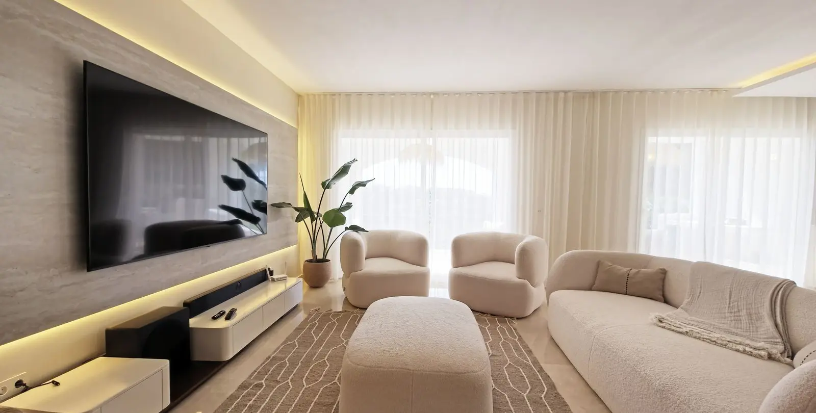 Sale of middle floor apartment in Benahavís 1