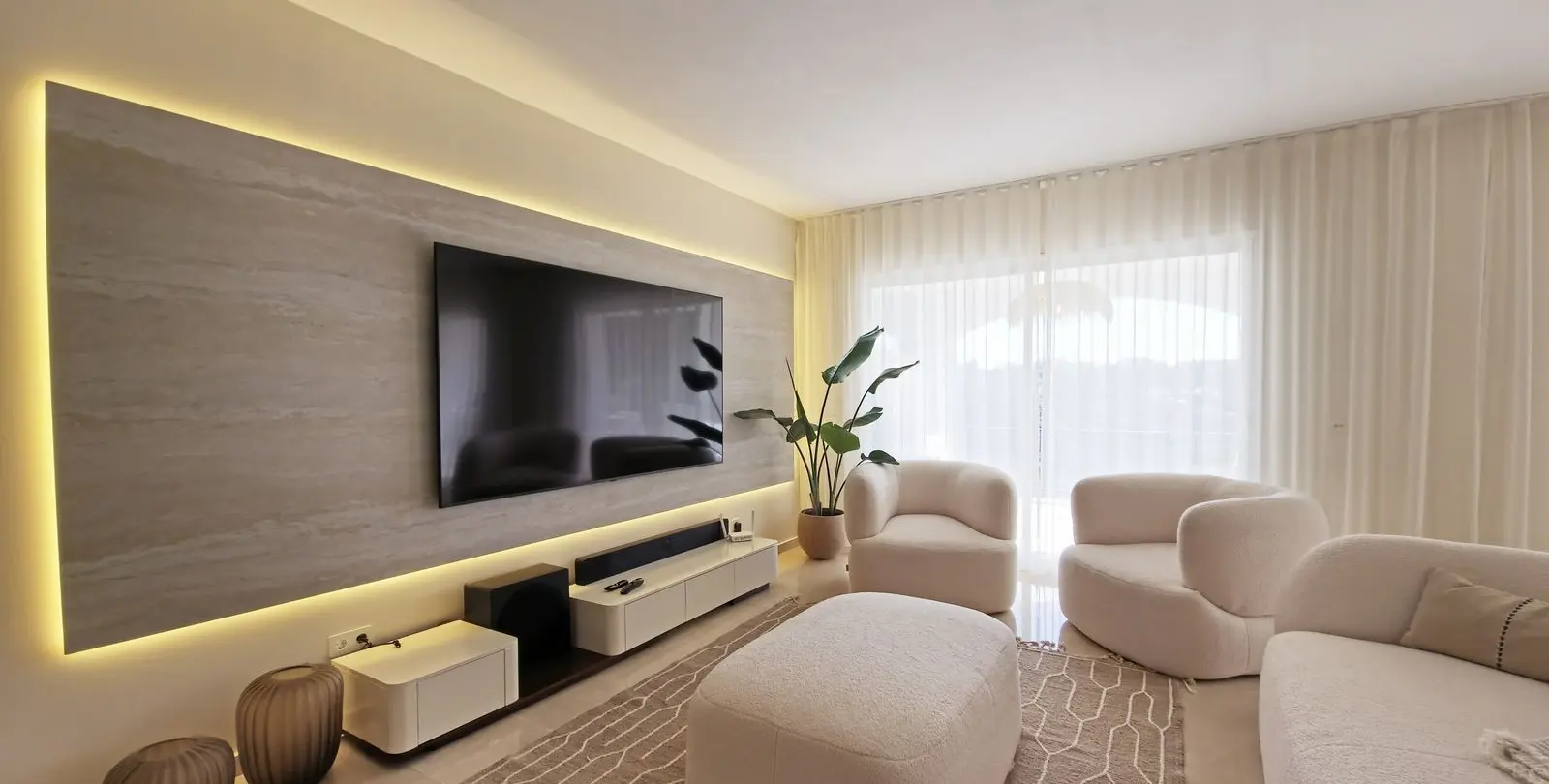 Sale of middle floor apartment in Benahavís 2