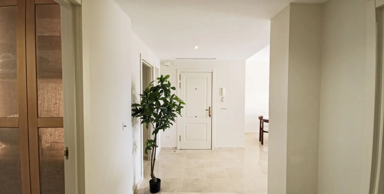 Sale of middle floor apartment in Benahavís 15
