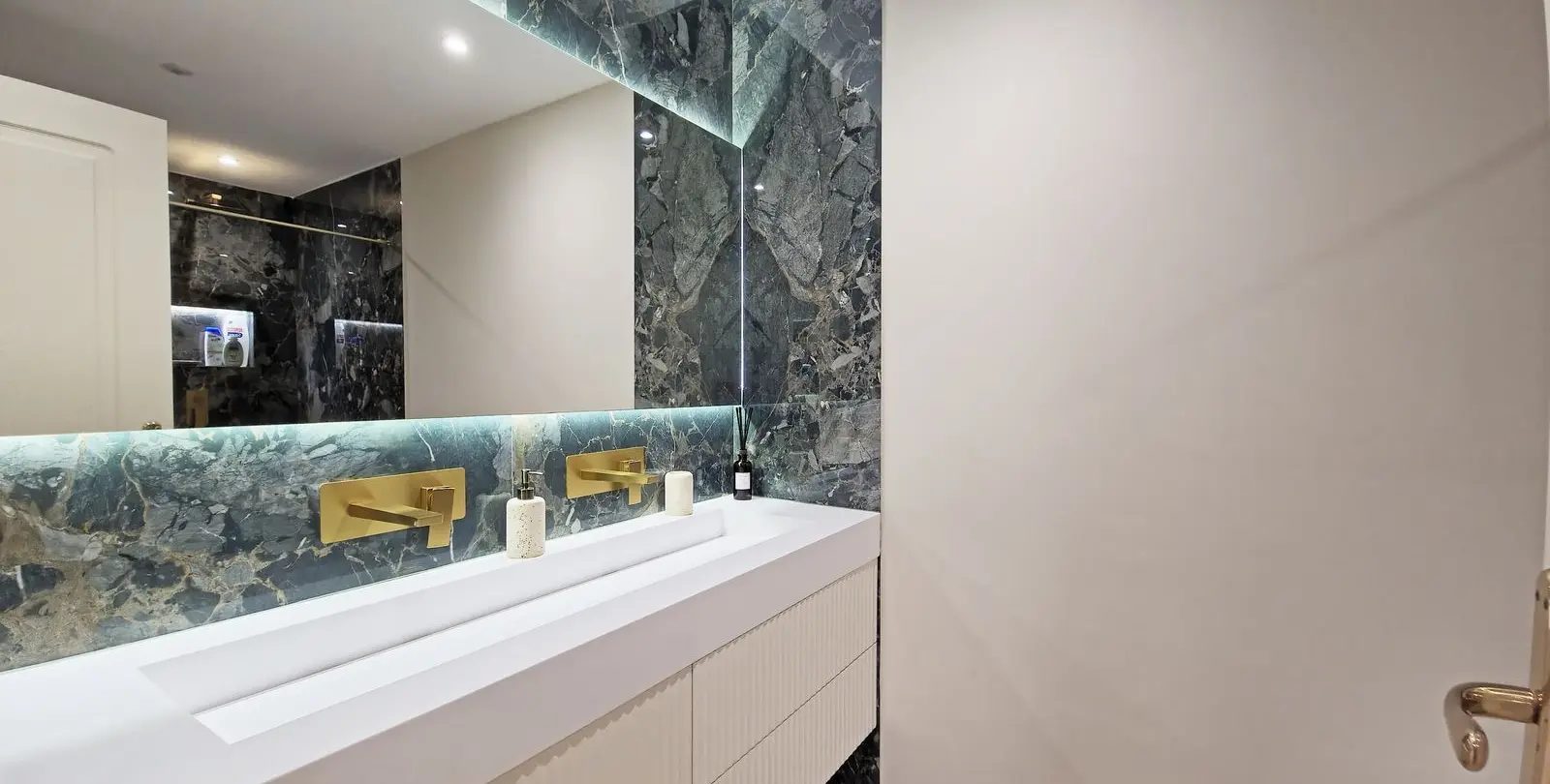Sale of middle floor apartment in Benahavís 18