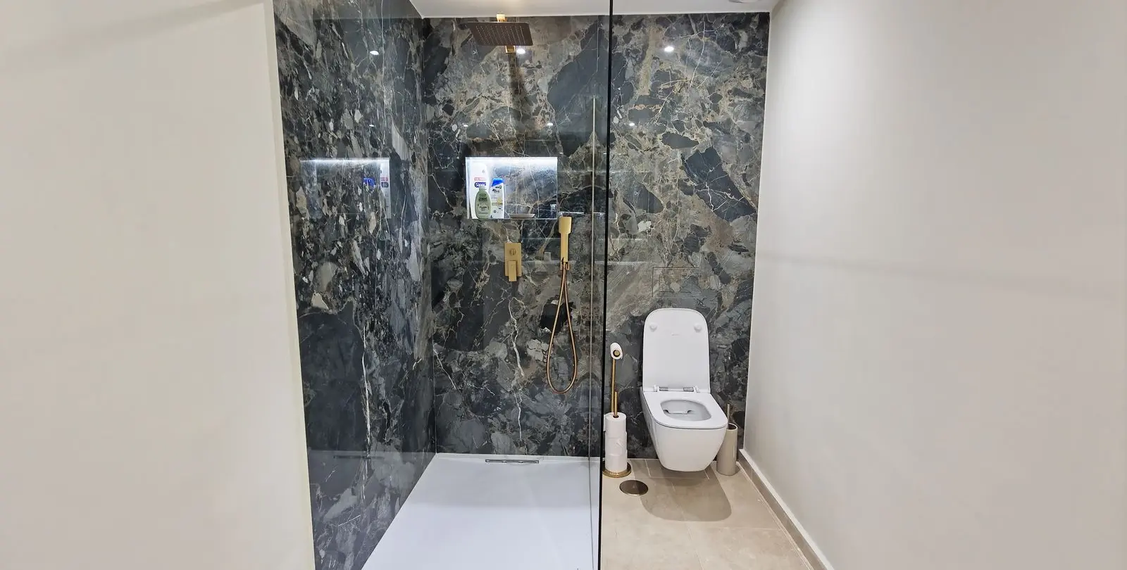 Sale of middle floor apartment in Benahavís 19