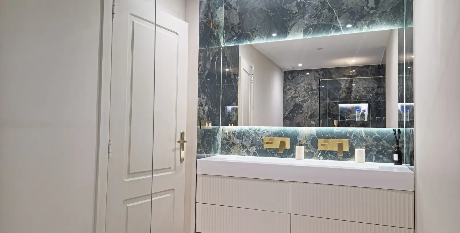 Sale of middle floor apartment in Benahavís 20