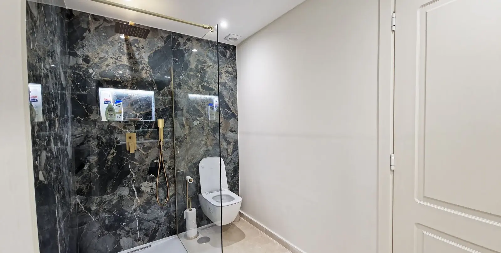 Sale of middle floor apartment in Benahavís 21