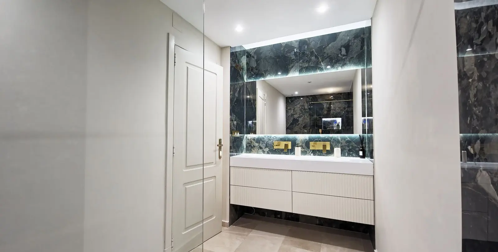 Sale of middle floor apartment in Benahavís 22