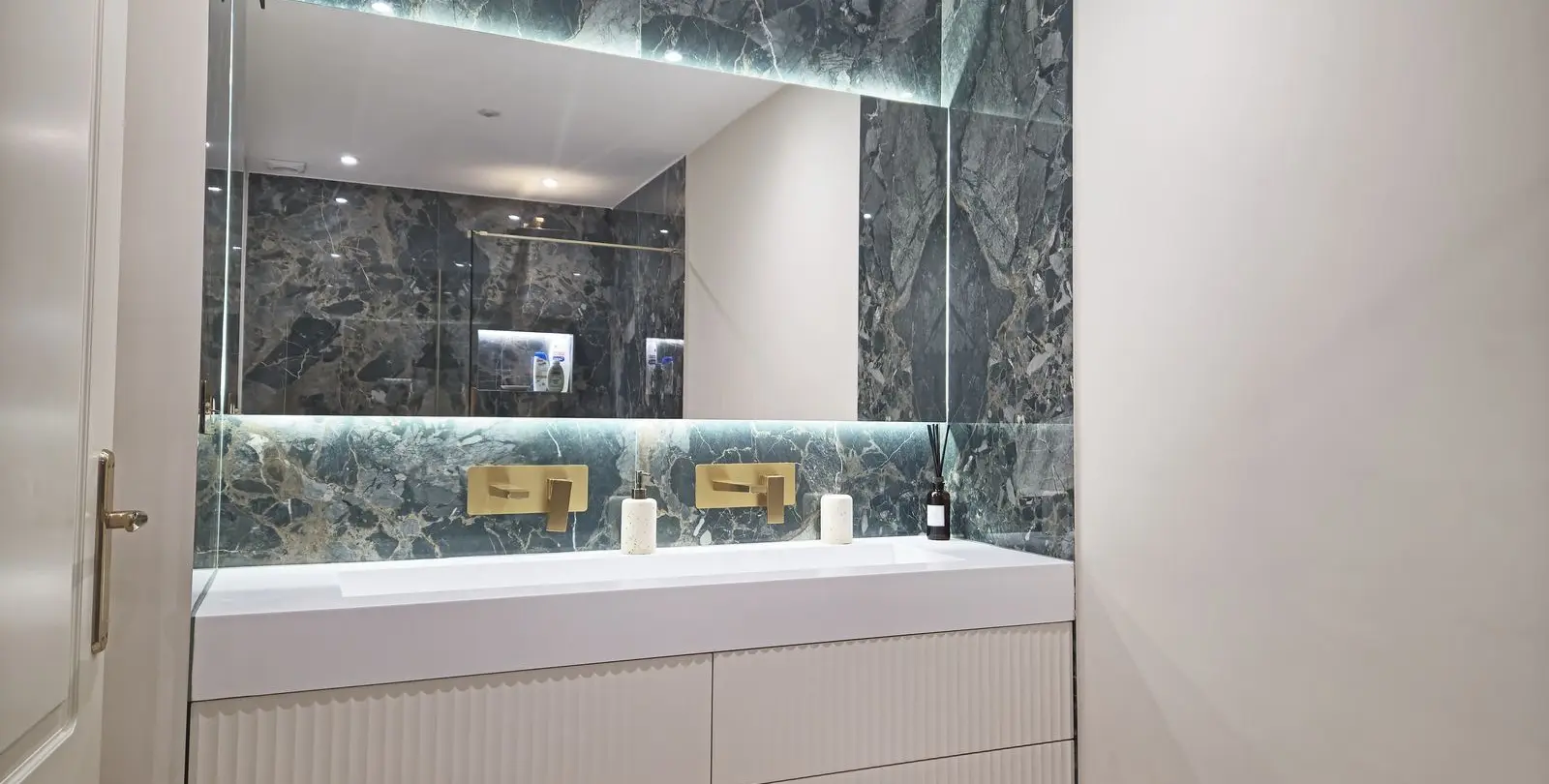 Sale of middle floor apartment in Benahavís 23