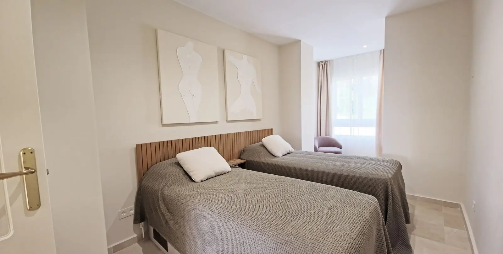 Sale of middle floor apartment in Benahavís 25