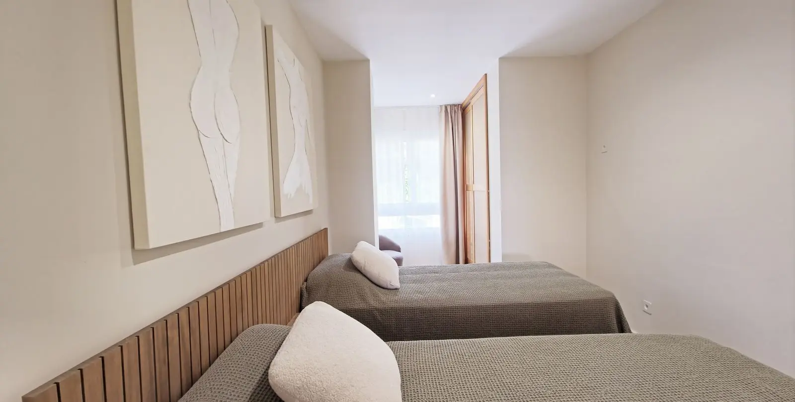 Sale of middle floor apartment in Benahavís 27