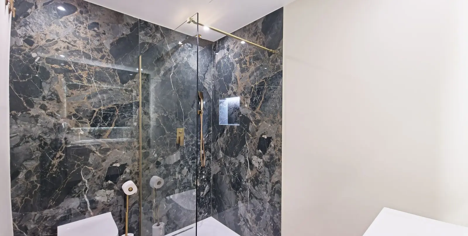 Sale of middle floor apartment in Benahavís 29