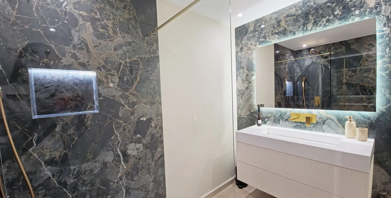 Sale of middle floor apartment in Benahavís 30