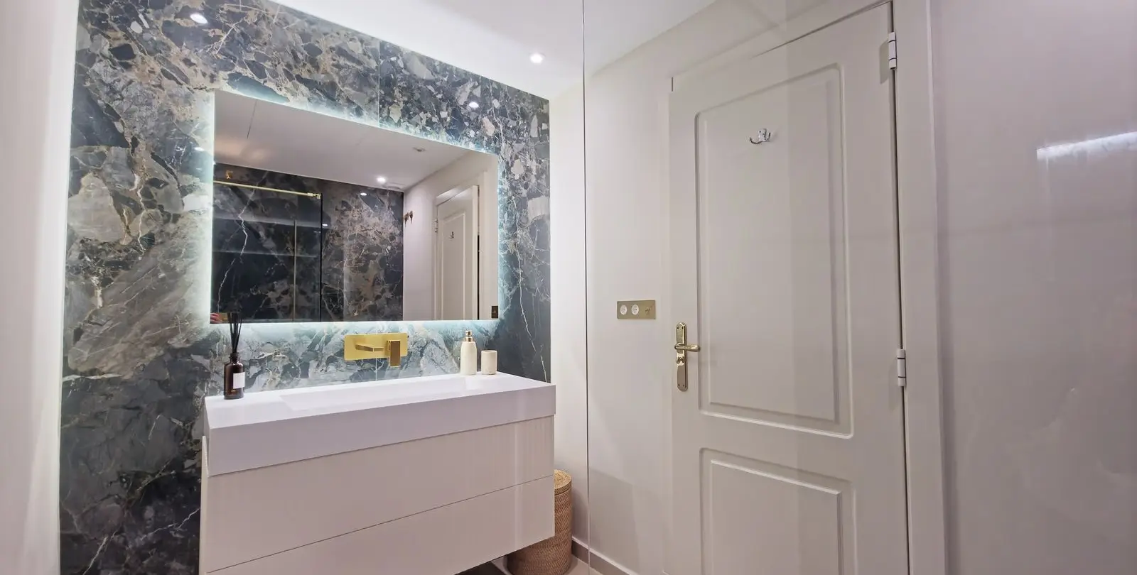 Sale of middle floor apartment in Benahavís 31