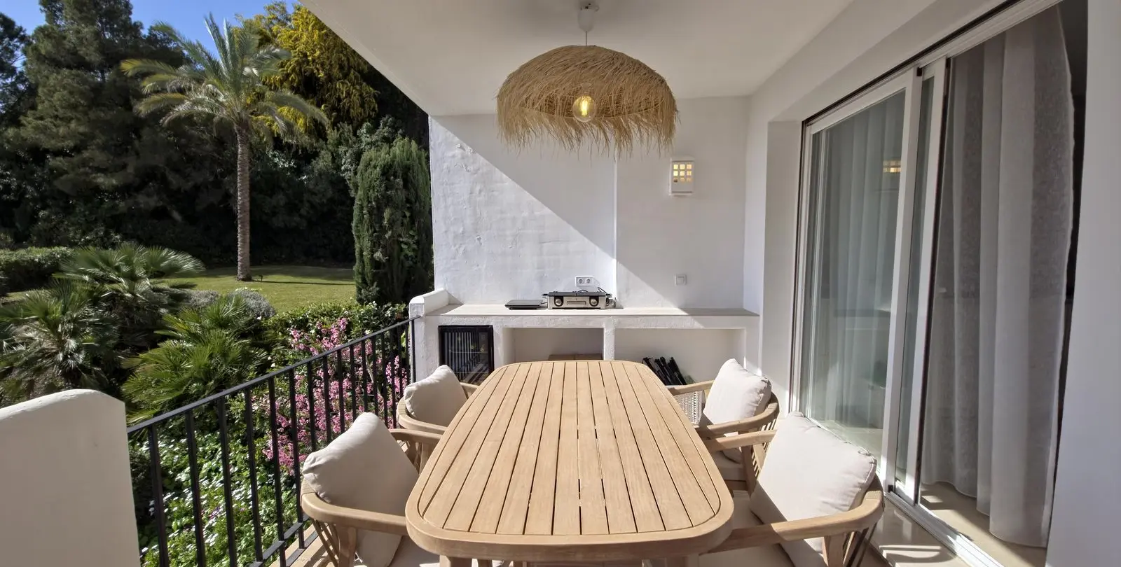 Sale of middle floor apartment in Benahavís 32