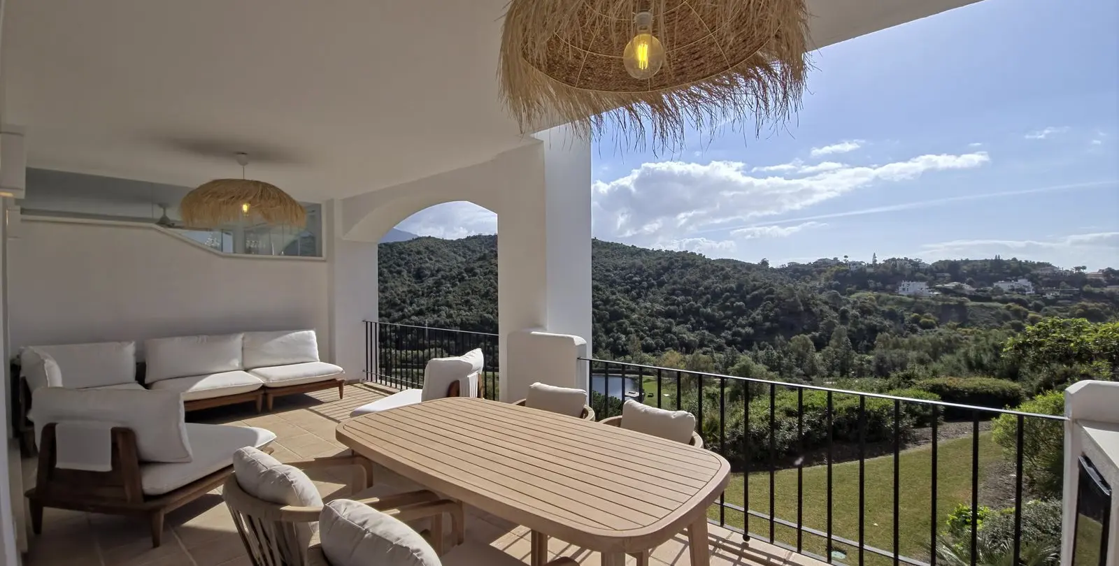 Sale of middle floor apartment in Benahavís 33