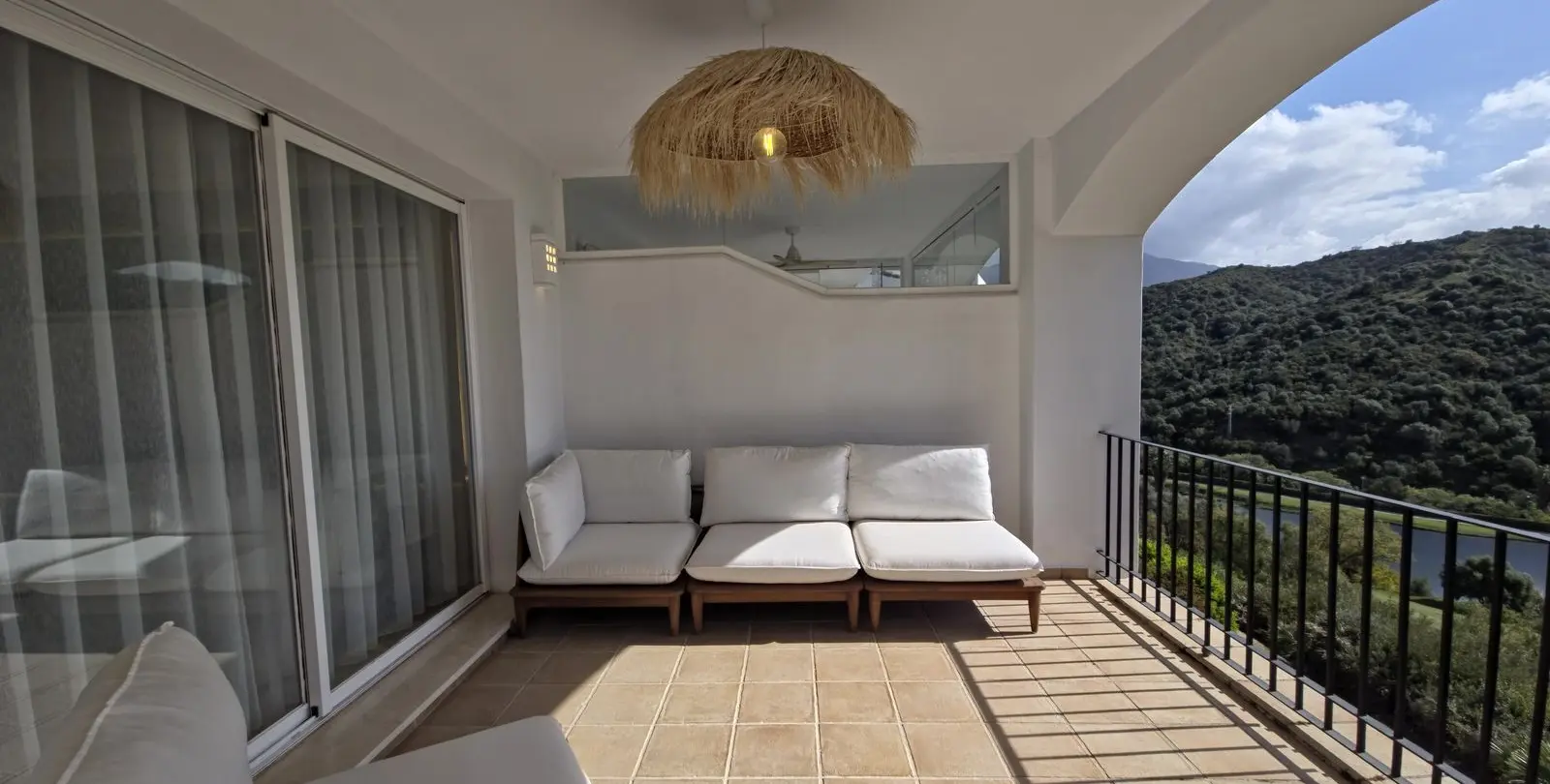 Sale of middle floor apartment in Benahavís 35