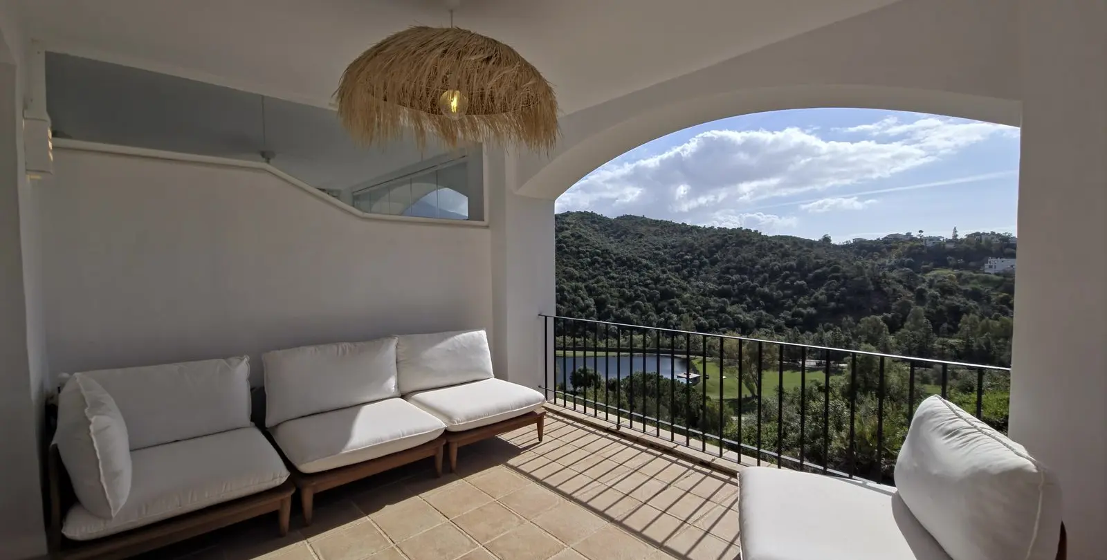 Sale of middle floor apartment in Benahavís 36