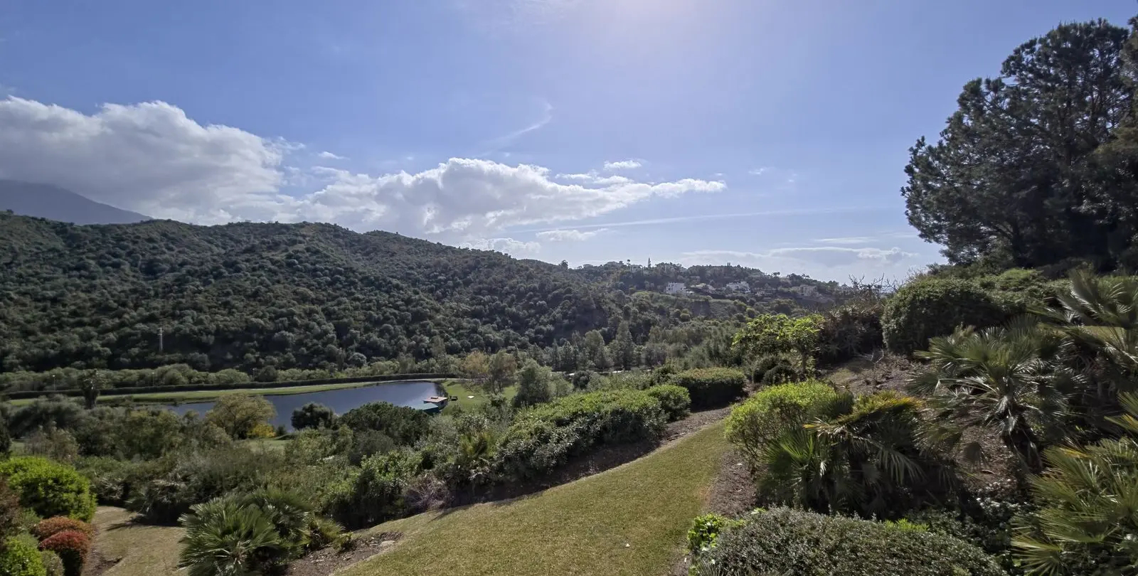 Sale of middle floor apartment in Benahavís 37