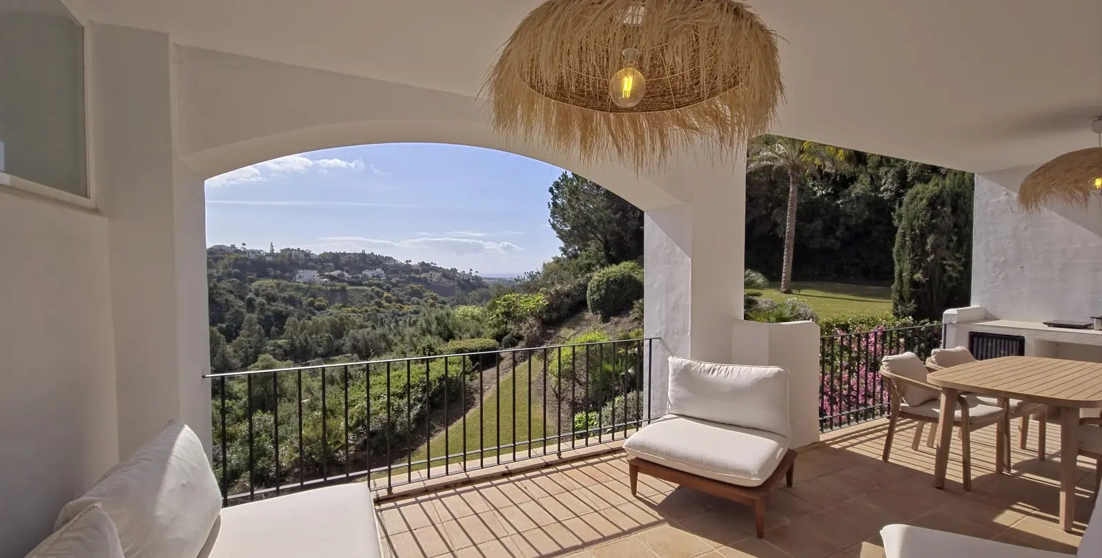 Sale of middle floor apartment in Benahavís 39