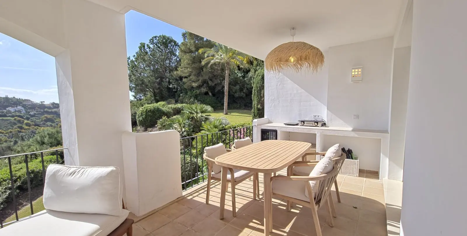 Sale of middle floor apartment in Benahavís 40