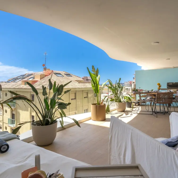 Sale of middle floor apartment in Fuengirola