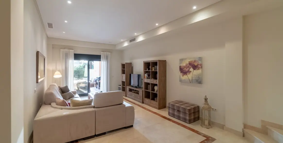 Sale of ground floor apartment in Puerto Banús 5