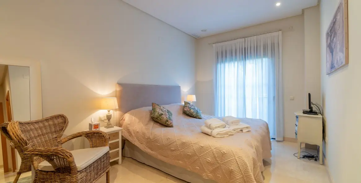 Sale of ground floor apartment in Puerto Banús 17