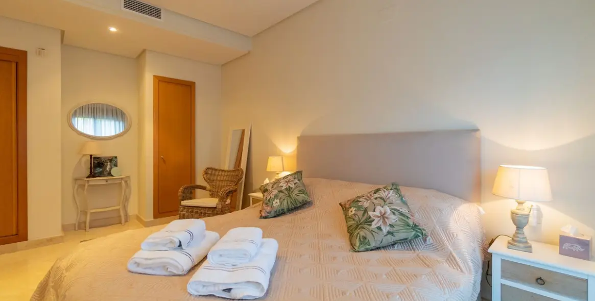 Sale of ground floor apartment in Puerto Banús 18