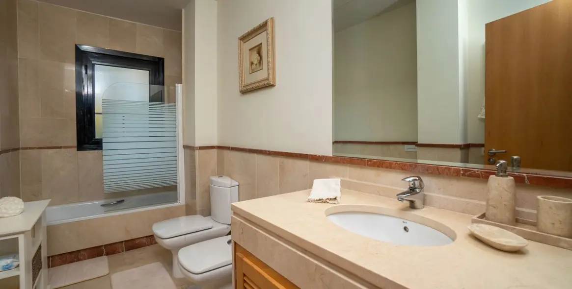 Sale of ground floor apartment in Puerto Banús 19