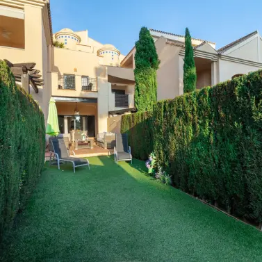 Venta de apartamento en planta baja en Puerto Banús