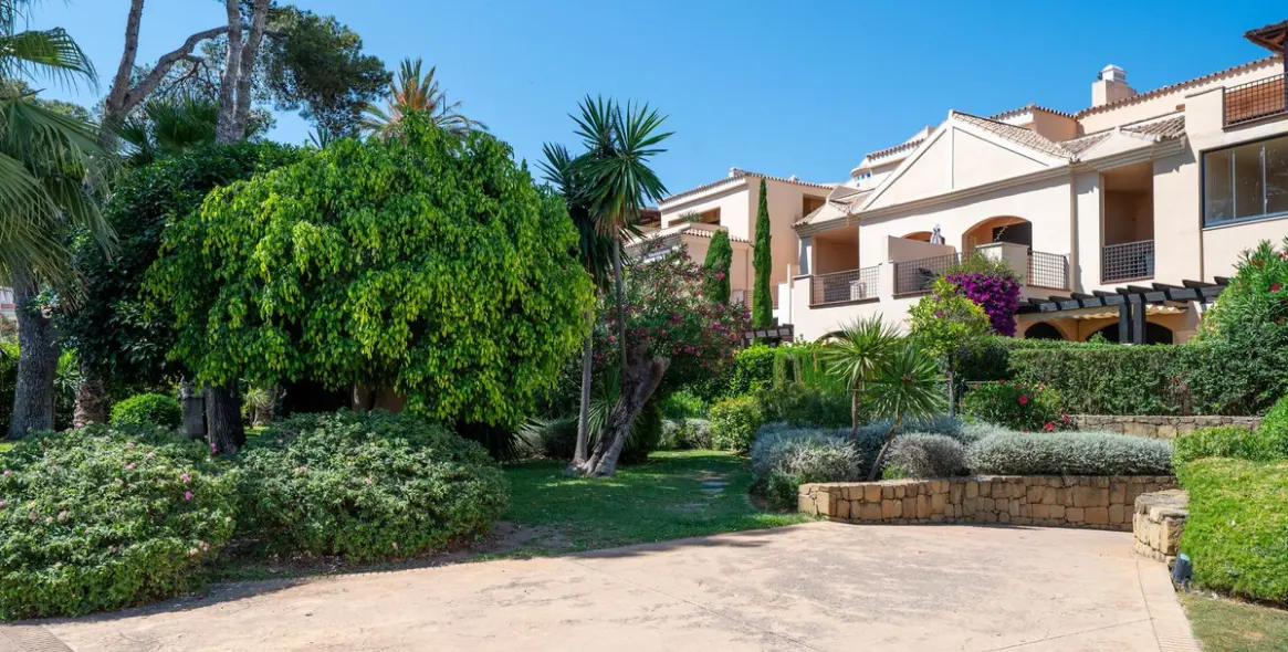 Venta de apartamento en planta baja en Puerto Banús 27