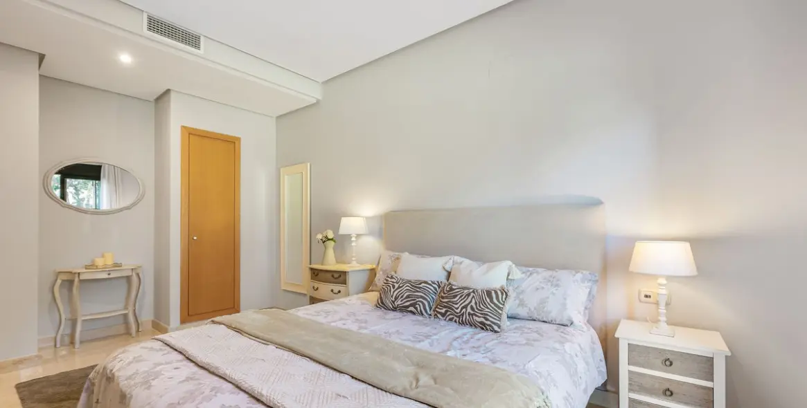 Venta de apartamento en planta baja en Puerto Banús 34