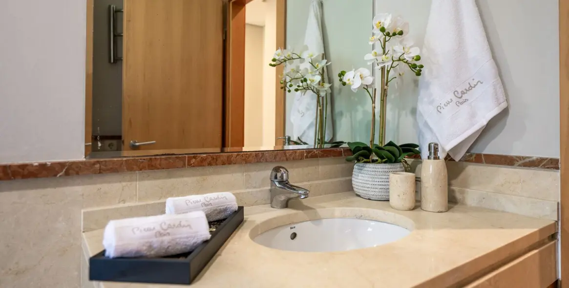 Venta de apartamento en planta baja en Puerto Banús 42