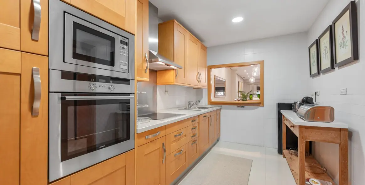Venta de apartamento en planta baja en Puerto Banús 60