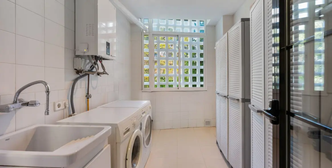 Venta de apartamento en planta baja en Puerto Banús 62