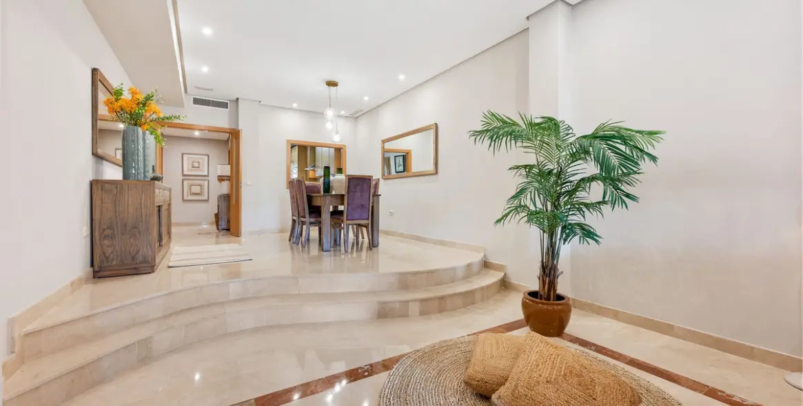 Venta de apartamento en planta baja en Puerto Banús 73