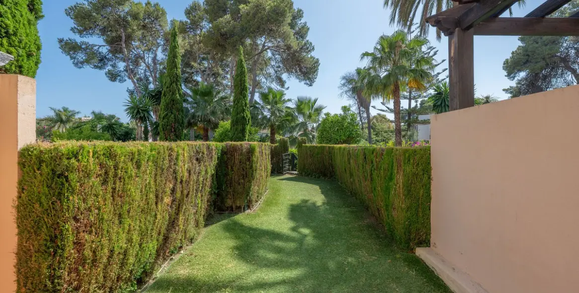 Venta de apartamento en planta baja en Puerto Banús 84