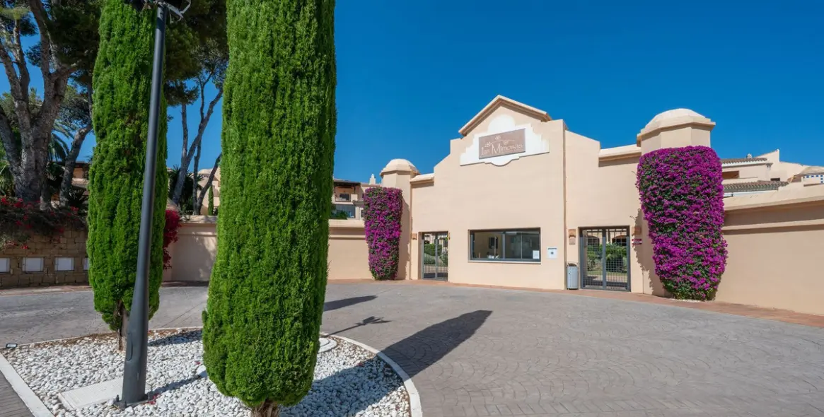 Venta de apartamento en planta baja en Puerto Banús 101