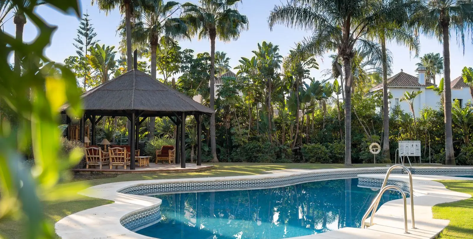 Venta de apartamento en planta baja en Puerto Banús 1