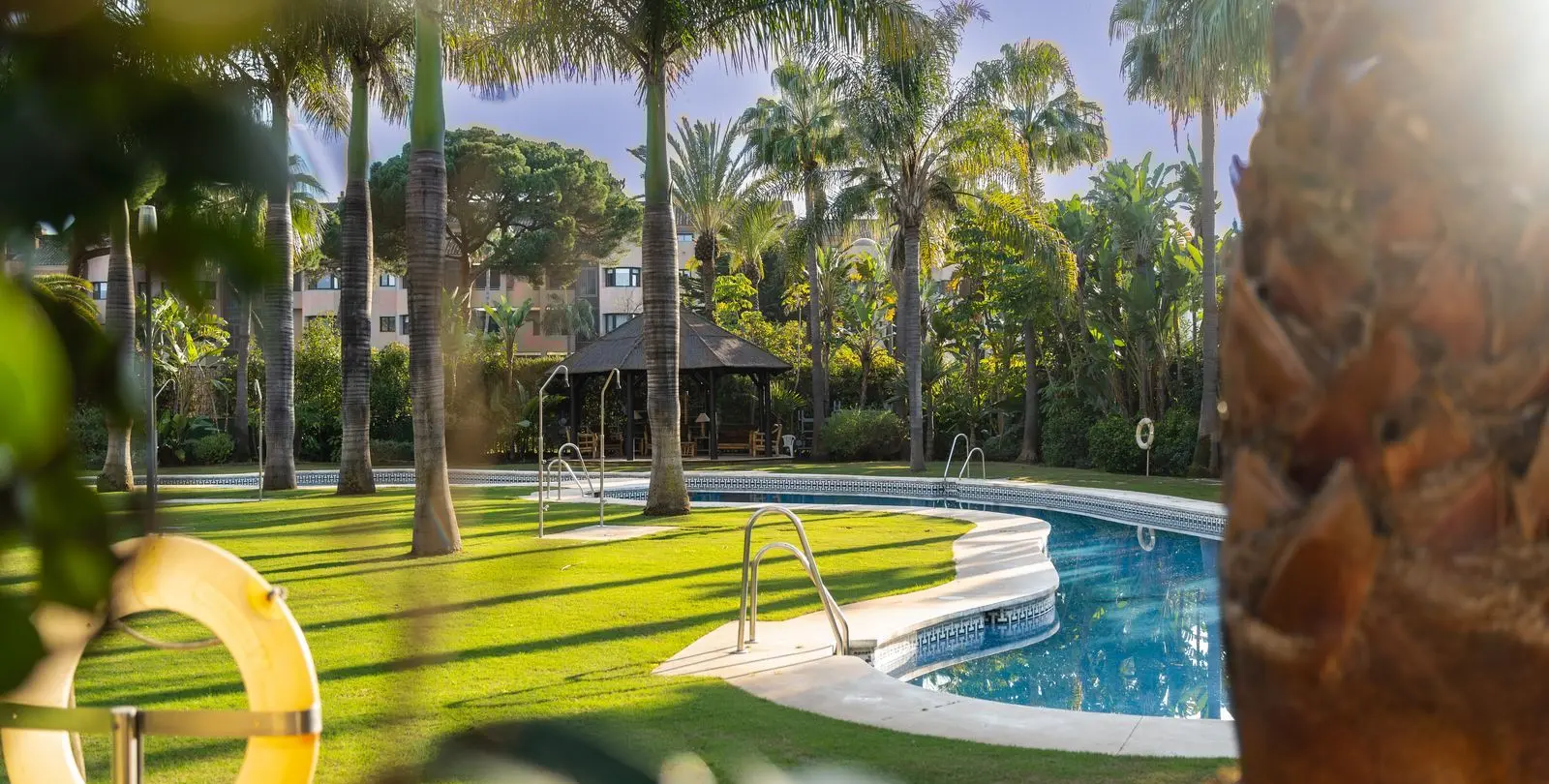 Venta de apartamento en planta baja en Puerto Banús 2