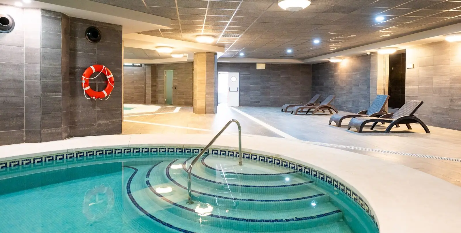 Venta de apartamento en planta baja en Puerto Banús 26