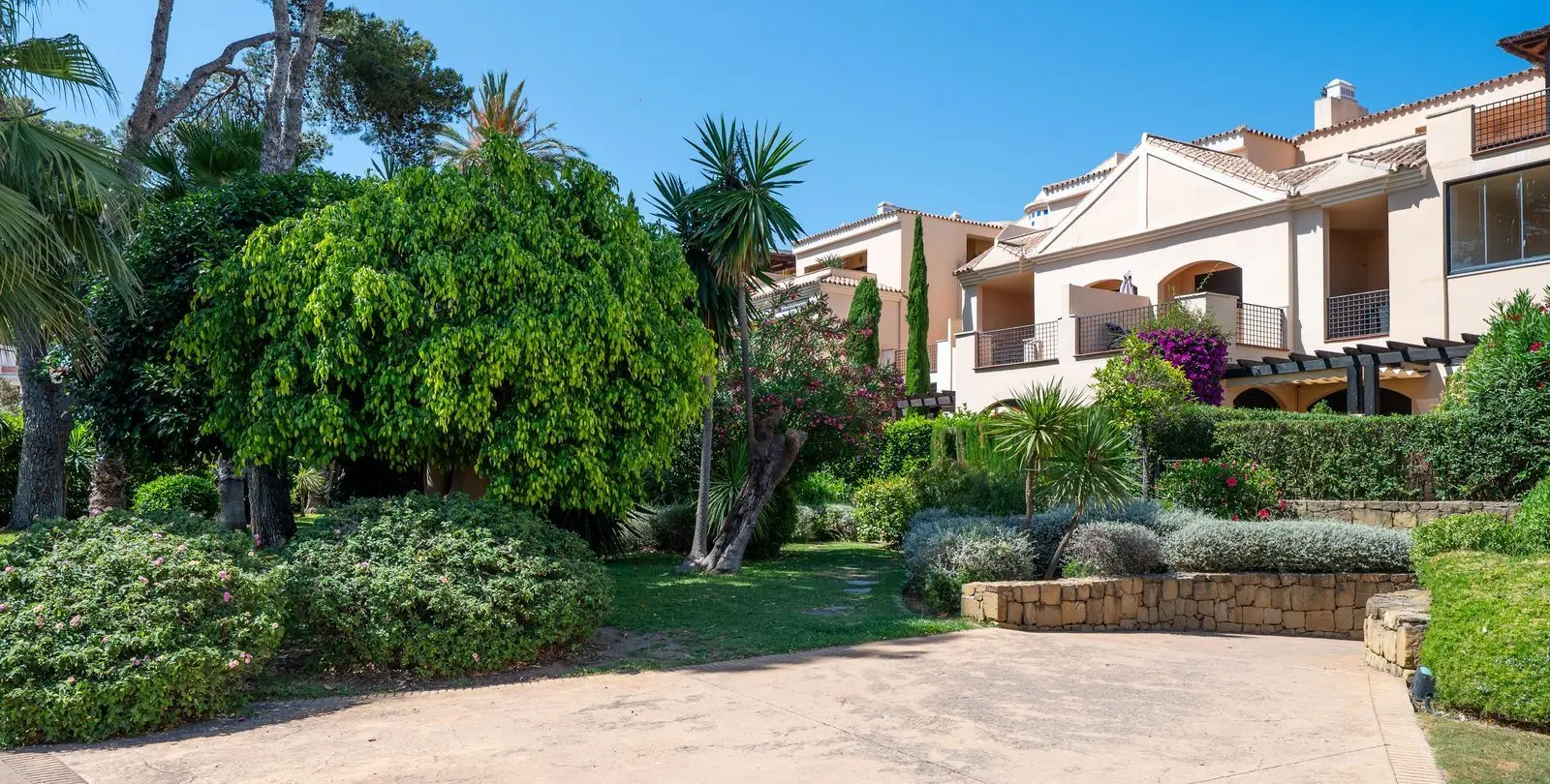 Venta de apartamento en planta baja en Puerto Banús 27