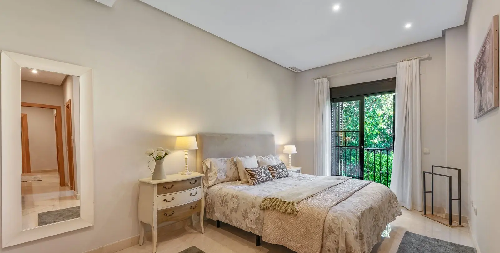 Venta de apartamento en planta baja en Puerto Banús 30