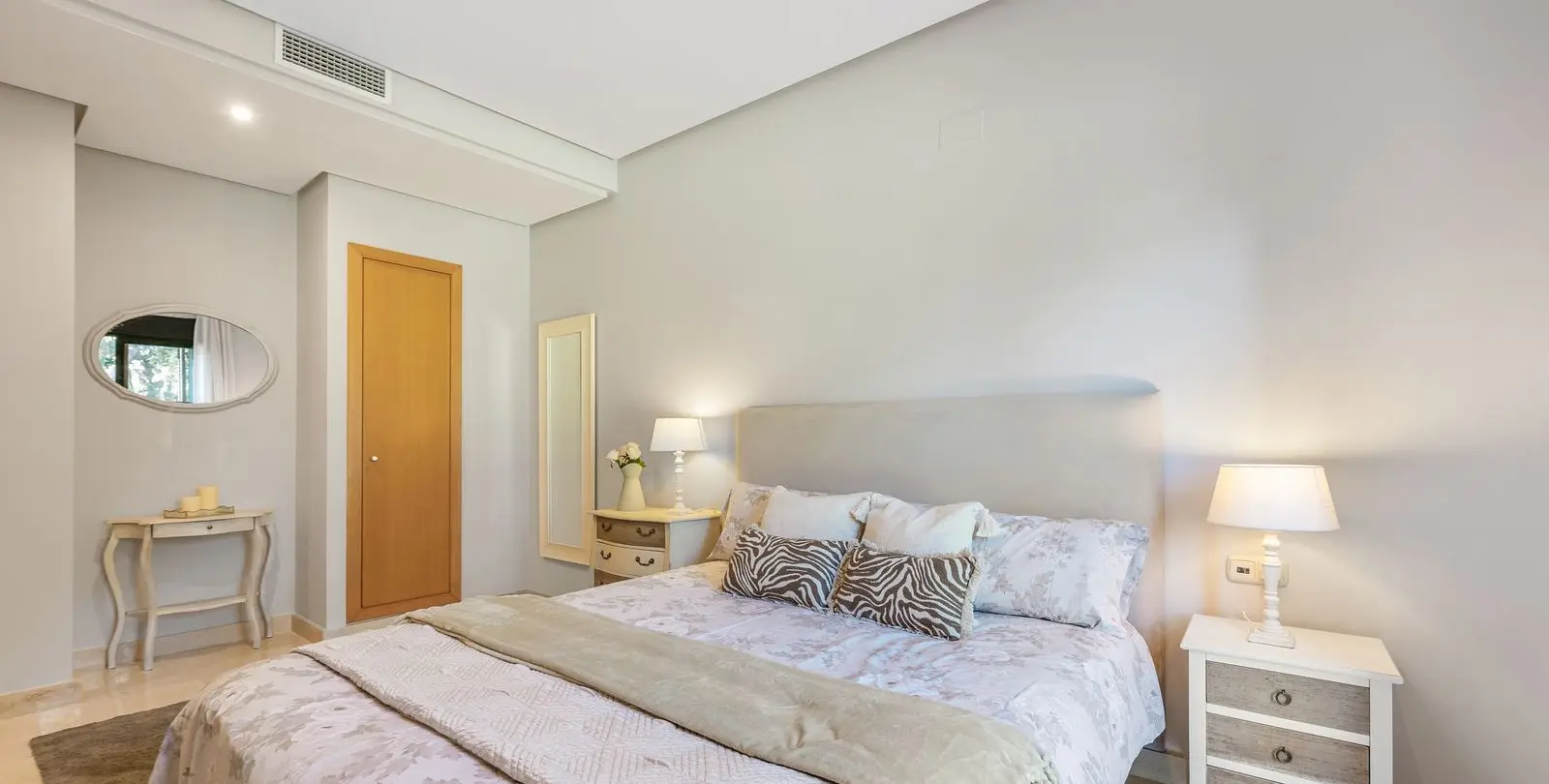 Venta de apartamento en planta baja en Puerto Banús 32