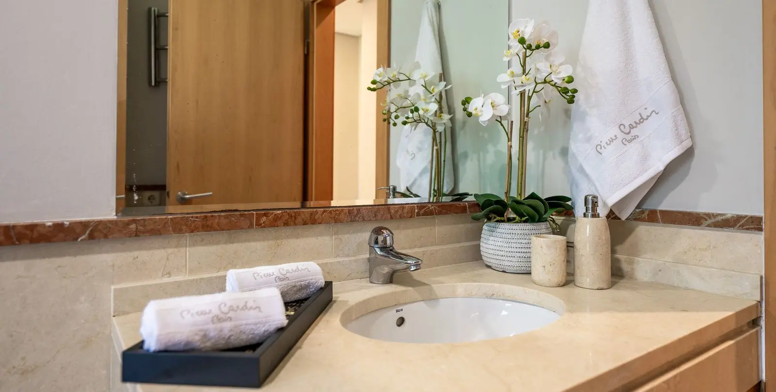 Venta de apartamento en planta baja en Puerto Banús 36