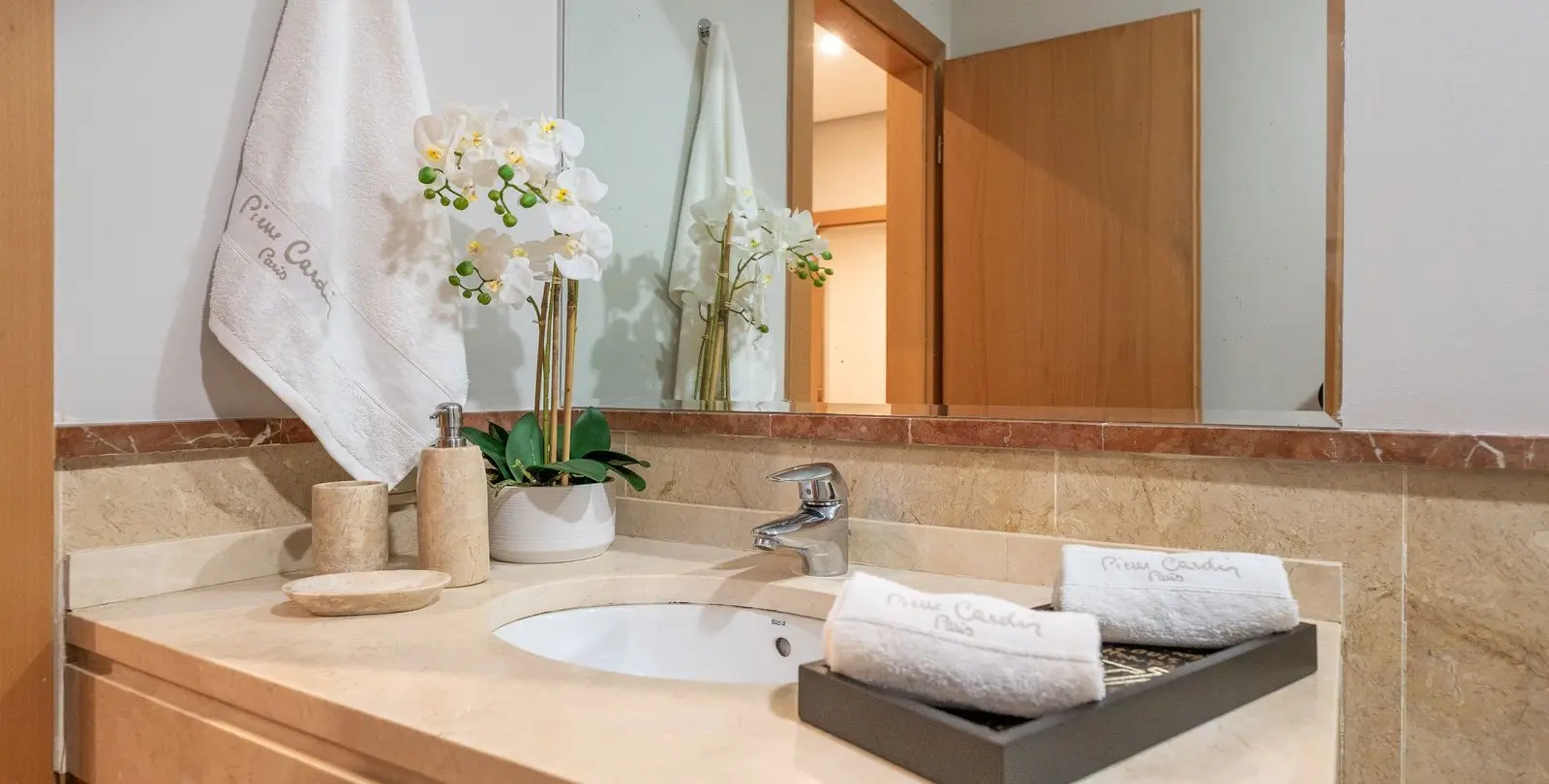 Venta de apartamento en planta baja en Puerto Banús 43