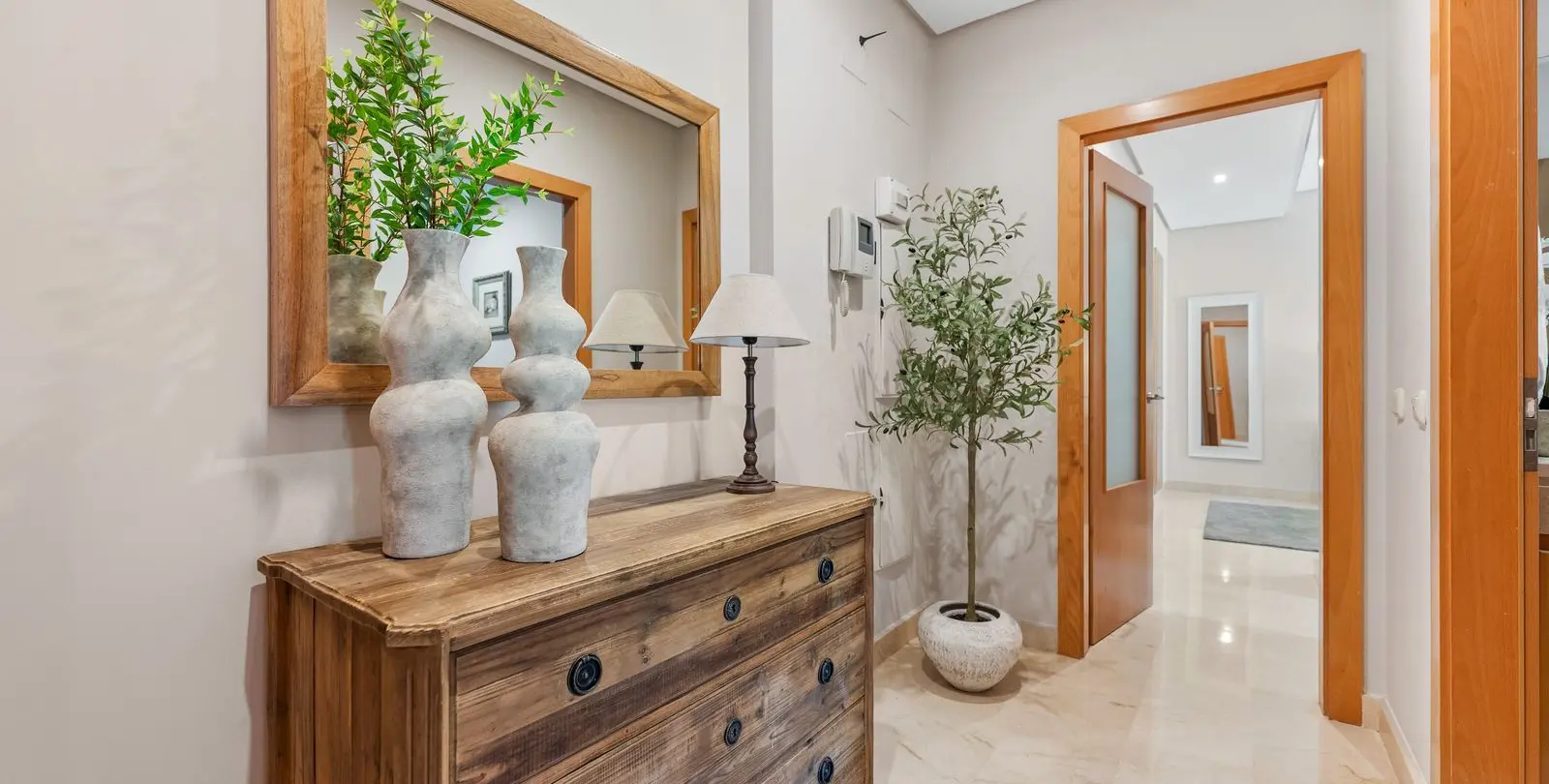 Venta de apartamento en planta baja en Puerto Banús 44